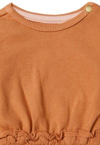 Oranger gerippter Stofftop mit gerafftem elastischem Saum und rundem Halsausschnitt, der mit einem kleinen goldenen Knopf mit Blumendetail an der Schulter geschlossen wird.