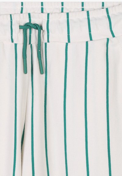 Pantaloni da jogging bianchi con strisce verticali verdi, vita elastica e chiusura con laccetto. La texture appare a coste. Non sono visibili ulteriori dettagli.