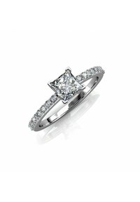 Anello in oro bianco con un grande diamante quadrato al centro, circondato da diamanti più piccoli lungo la fascia. Finitura lucida.