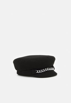 Sombrero negro de copa plana con ala corta y detalle de cadena plateada en el frente, exhibido sobre un fondo blanco.