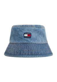 Denim bucket hat met een iets uitlopende rand, lichtblauwe kleur, horizontale stikdetails en een merkpatch in rood, wit en blauw.