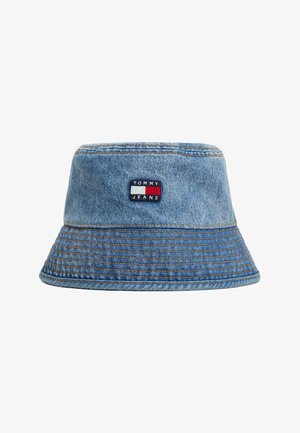 Denim-bucket hat med en let udvidet skygge, lyseblå farve, vandrette syninger, og et mærketegn med rød, hvid og blå.