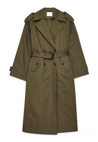 Olivgrön dubbelknäppt trench coat med breda slag, bälte i midjan, axelremmar, knäppta ficklock och manschetter med remmar.