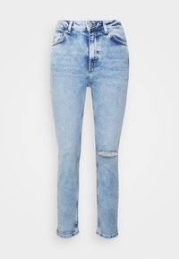 Calças de ganga de tom azul claro com um corte clássico, apresentando uma alta cintura, cinco bolsos e um detalhe rasgado no joelho esquerdo.