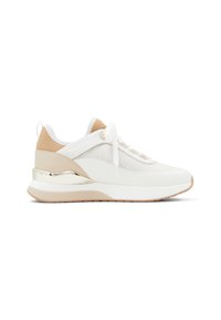 Weißer Sneaker mit beigen Akzenten, strukturiertem Obermaterial, runder Zehenpartie, Schnürverschluss und metallischem Fersen-Detail. Verfügt über eine gepolsterte Sohle für Komfort.
