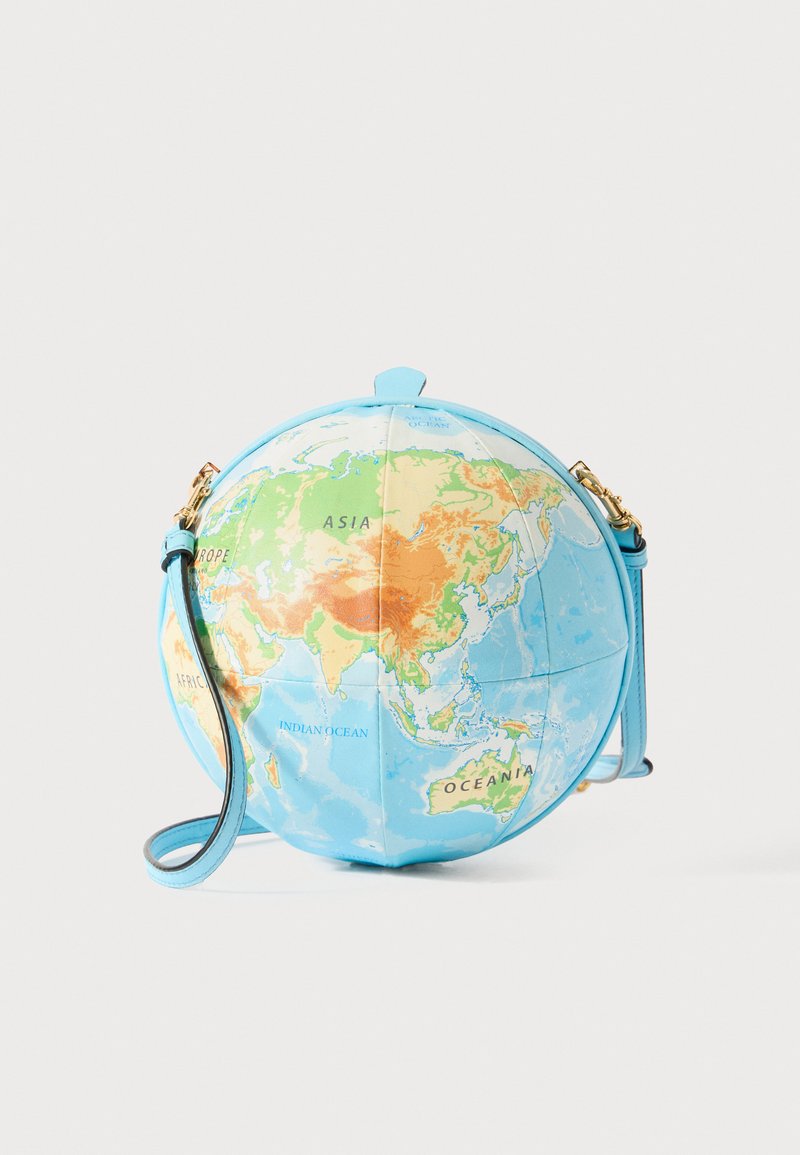 Pyöreä olkalaukku, joka muistuttaa maapalloa; vaaleansininen pohja, jossa yksityiskohtainen kartta vihreän, oranssin ja sinisen sävyissä; kultaiset metalliosat.