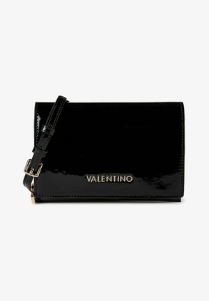 Zwarte Valentino clutch van lakleer met verstelbare schouderriem en goudkleurig logo op de voorsm flap.