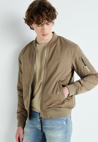 Replay JACKET - Bombejakke - light mud