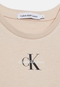 Calvin Klein Jeans Camiseta estampada - pale rose
