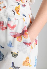 Vero Moda Shorts - off-white