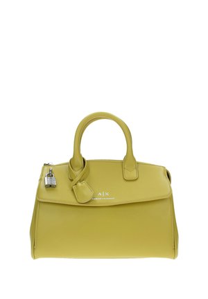 Borsa in pelle gialla con manici arrotondati, una tracolla removibile, dettaglio con lucchetto e pattina frontale. Presenta un logo impresso sulla parte anteriore.