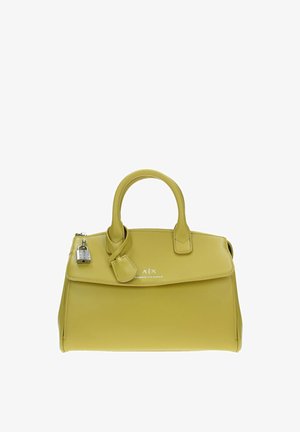 Borsa in pelle gialla con manici arrotondati, una tracolla removibile, dettaglio con lucchetto e pattina frontale. Presenta un logo impresso sulla parte anteriore.