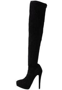 Botas negras de ante por encima de la rodilla, con puntera afilada y alto tacón de aguja, con textura suave y diseño contorneado.
