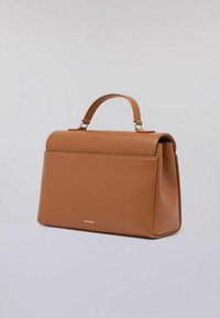 Hnědá kožená kabelka se strukturovaným designem, jediným horním úchopem a hladkým povrchem. Obsahuje přední kapsu a kovový akcent s logem.