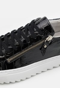 Steve Madden OLIVERO - Sapatilhas - black