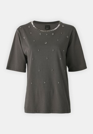 Sivý krátky rukáv T-shirt s okrúhlym výstrihom, zdobený striebornými perličkovými ozdobami rovnomerne rozloženými po prednej časti.