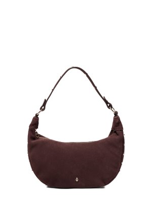 Sac à bandoulière en daim brun foncé, en forme de croissant, avec une bandoulière unique et une petite fermeture éclair dorée sur le dessus.