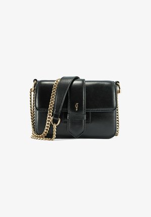 Czarna skórzana torba na ramię z złotym łańcuszkiem, z klapką i detalem przedniej kieszeni. Gładka tekstura i prostokątny kształt.