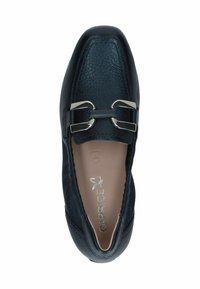 Scarpa in pelle nera con superficie testurizzata, dotata di un accento in metallo argentato e un design a punta arrotondata. Fodera interna liscia.