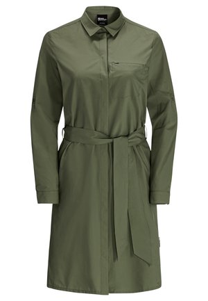 Langärmeliges olivgrünes Hemdkleid mit Brusttasche, Kragen und passendem Stoffgürtel, der in der Taille gebunden ist.