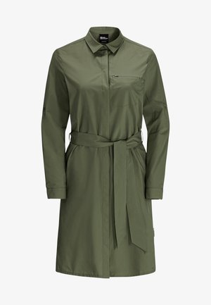 Vestido camisa de manga larga en verde oliva con bolsillo en el pecho, cuello y cinturón de tela a juego atado a la cintura.