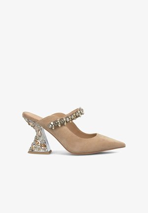 Pump in suede beige con punta a punta, decorata con un cinturino guarnito di gioielli e un tacco unico a forma di diamante trasparente.