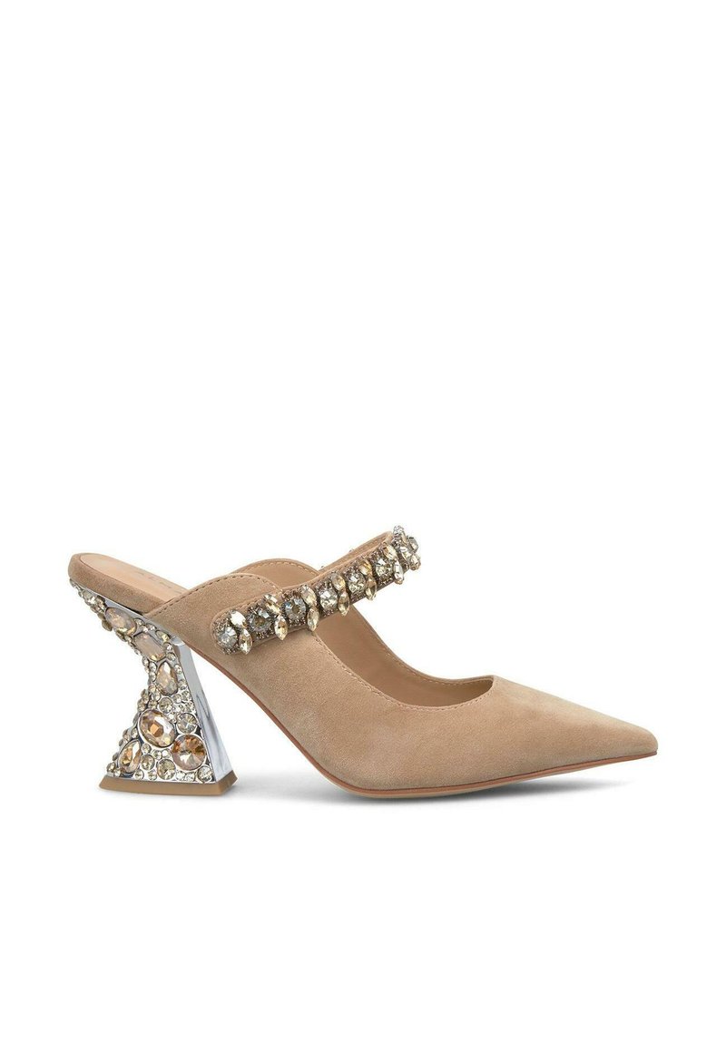 Zapato de tacón de ante beige con punta afilada, decorado con una correa joya y un exclusivo tacón transparente en forma de diamante.