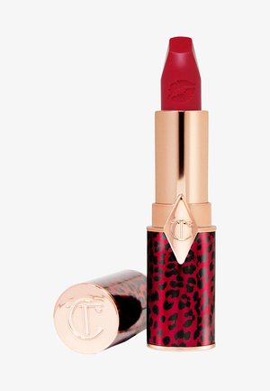 Roter Lippenstift in einer Tierfell-Optik-Tube mit glänzender Oberfläche. Mit einem goldenen Band und einem diamantförmigen Logo-Detail.