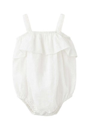 Bijeli baby romper bez rukava s volanima preko prsa i elastičnim otvorima za noge, izrađen od teksturiranog tkanja s cvjetnim uzorcima.