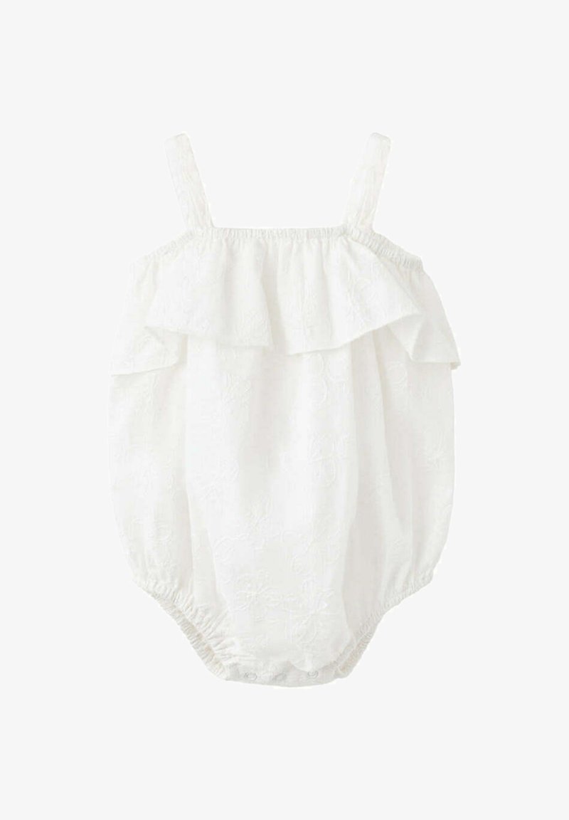 Combinaison bébé sans manches blanche avec un détail volanté sur la poitrine et des ouvertures élastiques aux jambes, réalisée en tissu texturé avec des motifs floraux.