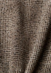 Hnědá kostkovaná tkanina se slabou texturou, která se vyznačuje výrazným tkaným vzorem světlejších a tmavších nití.