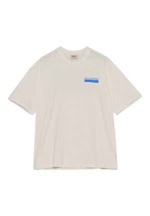 Weißes T-Shirt mit kurzen Ärmeln und Rundhalsausschnitt, mit einem kleinen blauen rechteckigen Textdesign auf der oberen linken Brust und einem HALO-Markenetikett im Krageninneren.