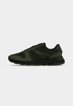 Ciemnozielony i czarny sneaker z sznurowadłami, zamszowymi i materiałowymi elementami oraz małym złotym logo "HUGO" po boku.