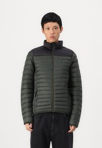 Grønne puffervest med sort skulder- og kraveområde. Har vandret quiltet design, frontlynlås og sidelommer.