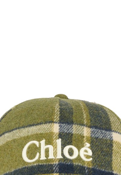 Casquette en laine à carreaux verts et bleus. Présente une couronne ronde et un logo "Chloé" brodé en blanc. Texture lisse avec un bouton sur le dessus.