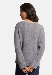 Grau gestrickter Pullover mit lockerer Passform, strukturiertem Stoff, langen Ärmeln mit umgeschlagenen Bündchen und weitem Ausschnitt.