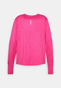 Pitkähihainen paita vaaleanpunaisesta heather-kankaasta, jossa on pyöreä kaula-aukko ja pystysuora valkoinen striippityksitys yläselässä.