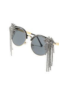 Svarta och gyllene solglasögon med runda grå linser, prydda med kristallkedjor och dekorativa accenter på den övre ramen för en extra touch av stil.