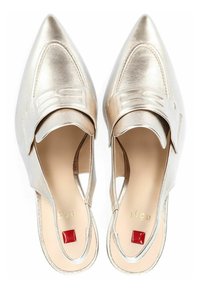 Scarpe slingback metalliche dorate con punta affusolata, dotate di una fascia larga e un accento rosso sulla suola. Texture liscia con un leggero lucido.