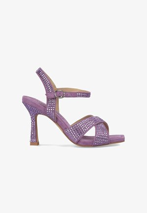 Lila Wildledersandalen mit hohen Absätzen, die ein Überkreuz-Trenddesign mit Strassakzenten und einem Knöchelriemen aufweisen. Stiletto-Absatz mit strukturiertem Detail.