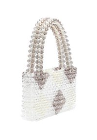 Átlátszó gyöngyökkel díszített kézitáska fehér és barna mintákkal, amely két masszív fogantyúval rendelkezik, váltakozó átlátszó és opál gyöngyökből készült.