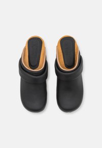 Pavement Clogs - black