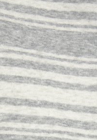 Gewebe mit einem gestreiften Muster in Grautönen und Weiß. Glatte Textur mit einem weichen Finish. Subtile Farbvariationen im gesamten Material.