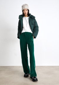 Lacoste Pantalon de survêtement - fluorine foncé/white