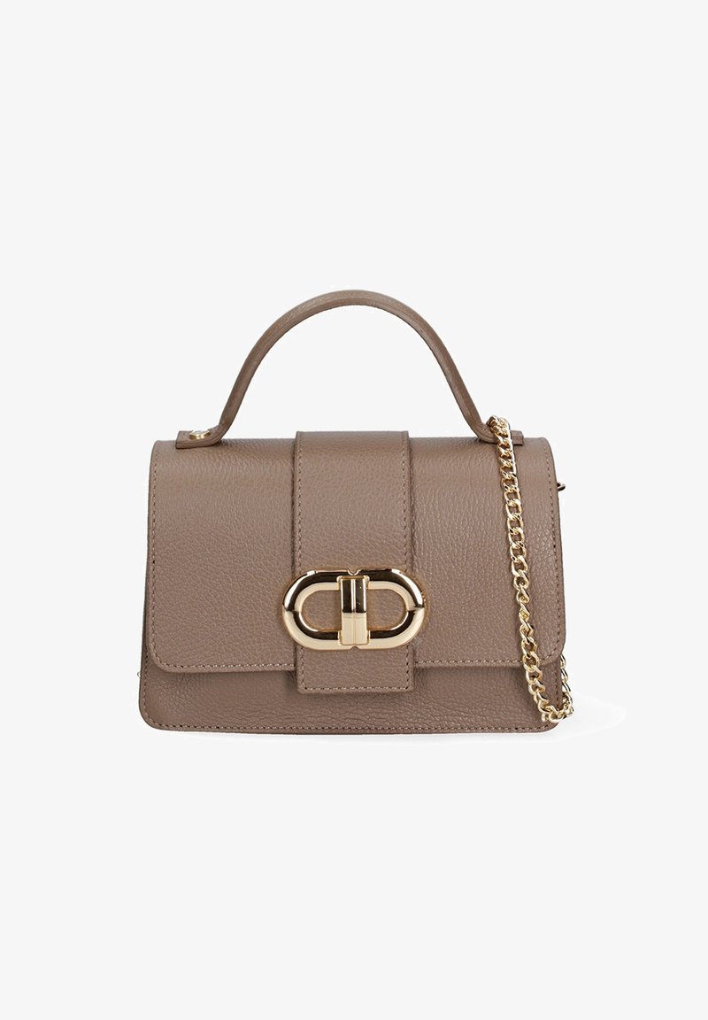 Sac à main en cuir gris au design structuré, avec un fermoir en métal doré et une bandoulière en chaîne dorée amovible.