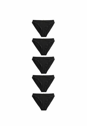Vijf paar zwarte katoenen boxershorts verticaal gerangschikt. Elk paar heeft een eenvoudig ontwerp met een middelhoge taille en een zachte textuur.