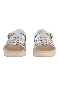 Sandalias blancas de tiras con un diseño recortado, textura suave, hebilla ajustable y plantilla acolchada. Suelas de goma planas.