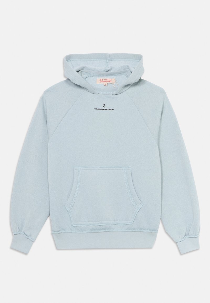 Haut à capuche bleu clair en tissu doux, avec une poche frontale, des poignets côtelés et un logo imprimé en noir sur la poitrine.