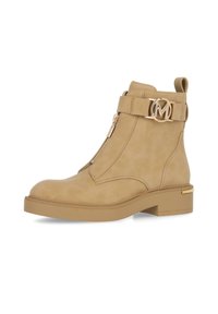 Hnědé semišové kotníkové boty se bočním zipem, zlatými detaily a blokovým podpatkem. Obsahují dekorativní pásek s kulatým logem.