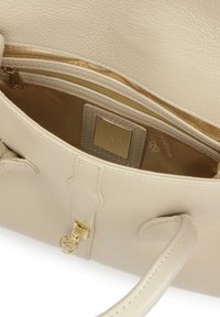 Kremowa skórzana torebka o gładkiej fakturze, z złotymi okuciami, wewnętrzną kieszenią na zamek oraz subtelnym logo marki na podszewce.